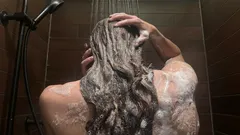 Lavare i capelli al mattino o la sera: quale scelta li fa durare puliti più a lungo