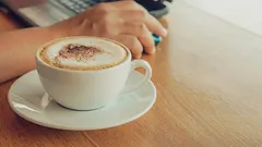 Con cosa sostituire lo zucchero nel caffè: sei alternative più salutari