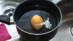 Perché le uova si rompono durante la cottura e come evitarlo con un semplice trucco 