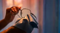 Né detergenti né alcol: il modo corretto per pulire le lenti senza danneggiare il vetro