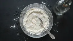 Mescolare farina e aceto: perché è consigliato e come usarli in casa?