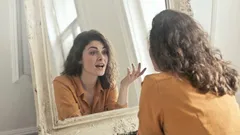 Perché alcune persone parlano ad alta voce da sole dal punto di vista psicologico?