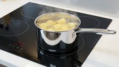 Non buttare via l’acqua in cui hai lessato le patate: può ancora esserti utile