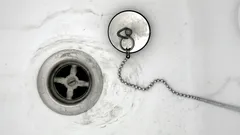 Cosa fare se in bagno o in cucina si sente odore di fogna?