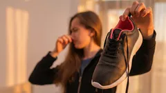 Come eliminare il cattivo odore dalle scarpe con rimedi casalinghi