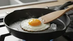 Questo trucco ti cambierà la vita: perché aggiungere il ghiaccio quando friggi le uova?