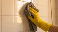 Come pulire le piastrelle del bagno senza lasciare aloni di sapone