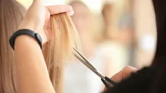 Secondo lo stilista, questa pettinatura femminile ideale sta bene a qualsiasi donna