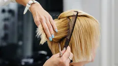 Quali errori di taglio ti fanno sembrare più vecchia di decenni? Cosa non fare con i capelli