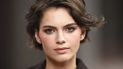 La regola dei 2,25 pollici: il test da fare a casa per capire se il taglio corto ti sta bene