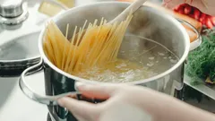 Perché non dovresti versare nel lavandino l’acqua in cui hai cotto la pasta