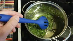 Perché far bollire un rametto di rosmarino in casa e a cosa serve