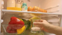 Un bicchiere di sale nel frigorifero risolve un problema comune: un semplice trucco per casalinghe pigre