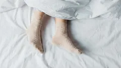 Dormire con i calzini fa bene o male? Cosa dice davvero la scienza