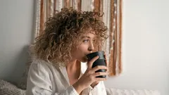 Bere il caffè a stomaco vuoto al mattino: si può o no?