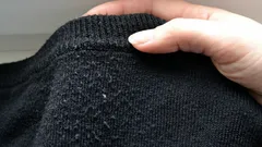 Pilling: cause, errori comuni e i metodi migliori per togliere i pelucchi dai maglioni
