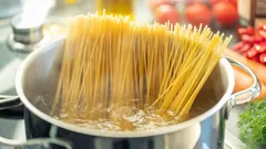 Quando salare la pasta durante la cottura: l’errore che fanno tutti