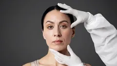 Alimenti che causano l’invecchiamento della pelle: evitali per sembrare più giovane