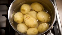 Prima di lessare le patate, aggiungi questo ingrediente: saranno profumate, friabili e deliziose
