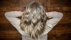 I modi migliori per coprire i capelli grigi in modo discreto: tecniche alla moda che li nascondono