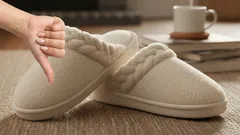 Le pantofole da casa non vanno più di moda: il nuovo trend del 2026 è molto più comodo e pratico