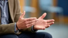 Dal punto di vista psicologico, cosa significa usare spesso i gesti durante una conversazione?