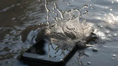 Cosa non fare con un telefono caduto in acqua: i 3 errori più comuni