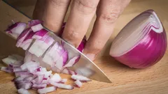 Come togliere dalle mani l’odore di cipolla: una chef svela 4 trucchi collaudati
