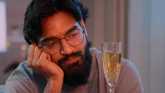 Perché il senso di solitudine aumenta durante le festività e come affrontarlo: i consigli dello psicologo