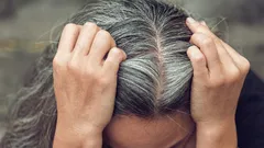 È davvero lo stress a far comparire i capelli bianchi?