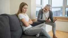 7 abitudini che gli anziani considerano educate, ma che infastidiscono i giovani.