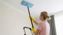 Come lavare un soffitto teso senza aloni: il metodo collaudato delle casalinghe esperte