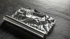 Perché i due lati della carta stagnola in alluminio sono diversi e a cosa serve ciascuno?