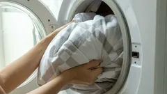 Come lavare un piumone o una coperta che non entrano in lavatrice