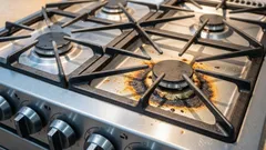 Niente prodotti costosi o candeggina: come pulire il piano cottura senza lasciare aloni di grasso