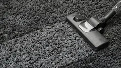 Cospargi questo ingrediente da cucina e passa l’aspirapolvere: il tappeto profumerà e sembrerà come nuovo