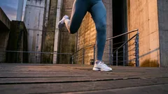 Gli psicologi hanno rivelato un fatto sorprendente sulle persone che camminano velocemente