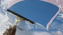 Pulire i vetri senza aloni: il semplice trucco con il detersivo per piatti che funziona davvero