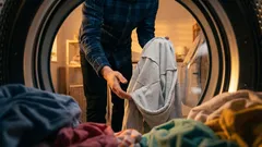 Perché vale la pena lavare i vestiti al rovescio? Cinque ottimi motivi per farlo