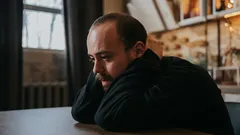 A che età le persone si sentono più infelici: uno studio condotto da scienziati