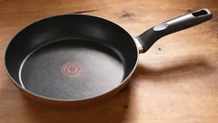 Padella pulita in 60 minuti: come rimuovere incrostazioni di anni senza prodotti chimici